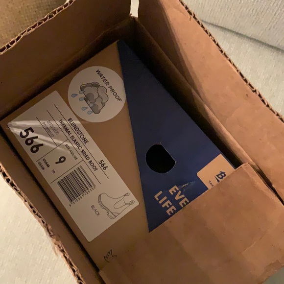 Never worn mens Blundstones - Picture 2 of 3